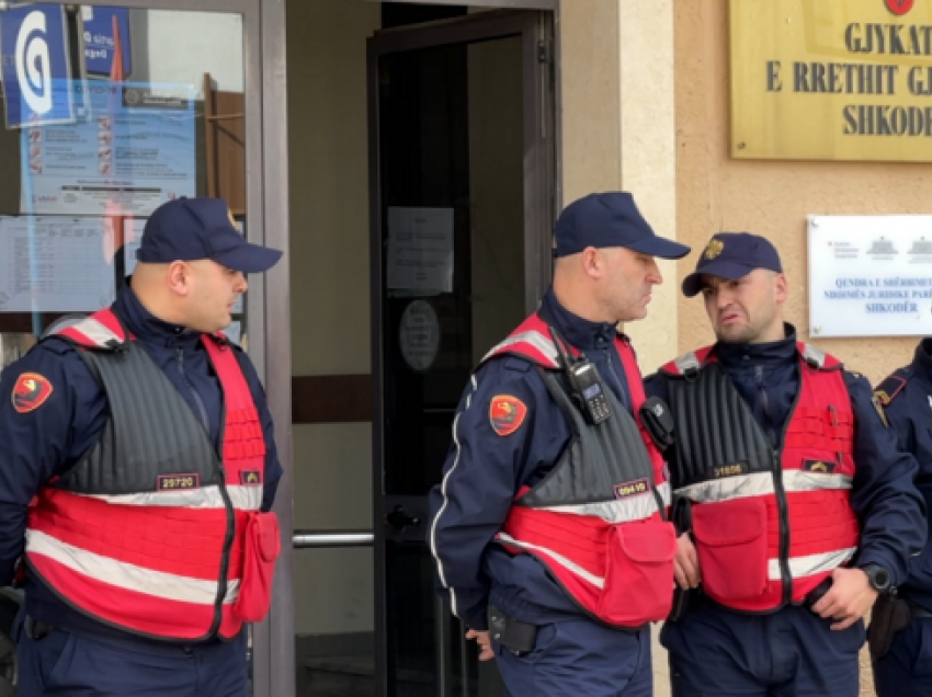 Skemë mashtrimi përmes programeve kompjuterike/ Gjykata e Shkodrës liron nga burgu 8 të rinjtë