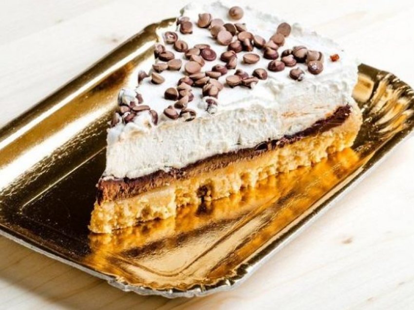 Ëmbëlsirë trengjyrëshe pa e pjekur: Desert i lëngshëm dhe i shijshëm sipas recetës së gjyshes!
