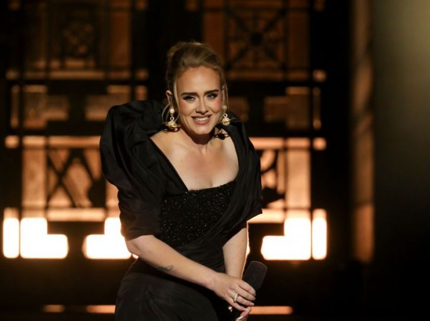Adele rikthehet pas katër vitesh me performancë në Angli, koncerti special me këngët e reja publikohet sot