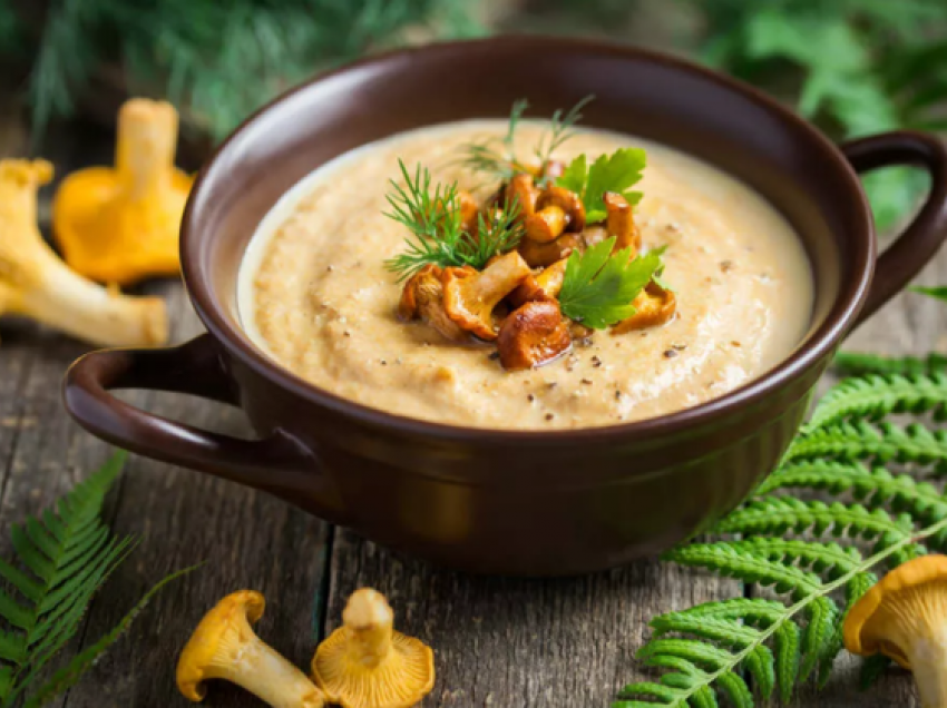 Supë krem me kërpudha; E shëndetshme dhe shijon shumë me bukë të thekur
