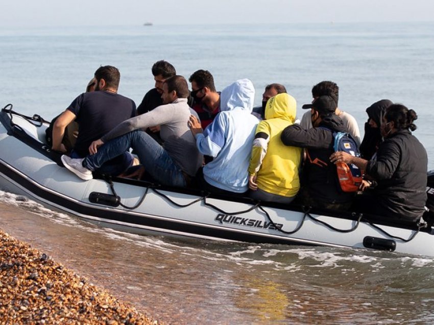 Mbi 25 mijë emigrantë zbarkuan në Mbretërinë e Bashkuar këtë vit