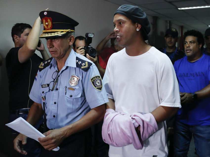 Ronaldinho përsëri probleme me ligjin