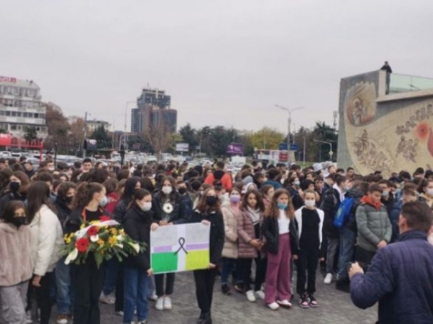 Nxënësit e shkollë “Ismail Qemali” marshuan për nder të 5 nxënësve që humbën jetën në aksidentin tragjik