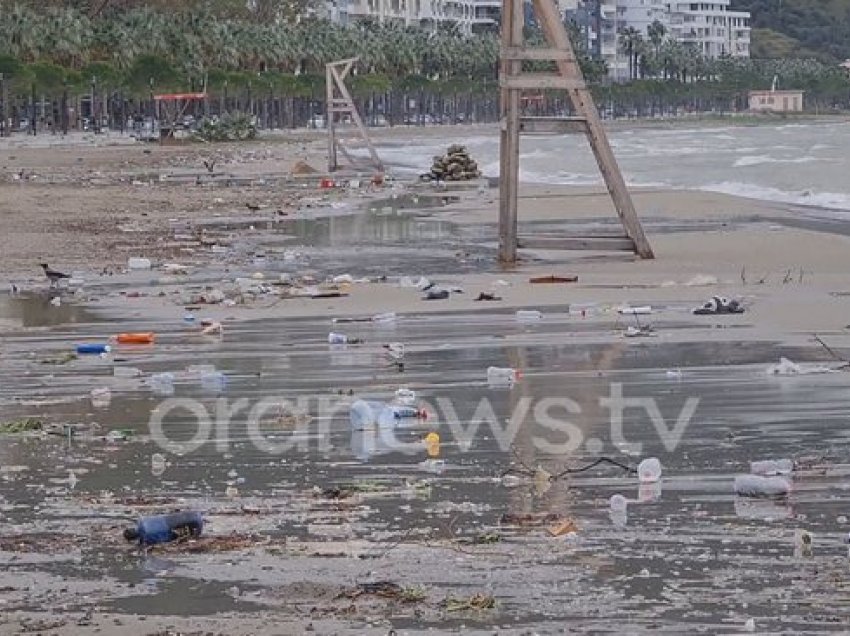 Deti na kthen mbetjet, vija bregdetare në Vlorë mbushet plot me mbeturina