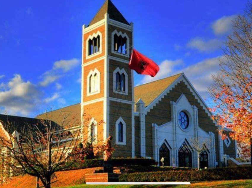 28 Nëntori: Kisha katolike “Zoja e Shkodrës” Meshë dhe Flamurin kuq e zi në Kambanaren e Kishës