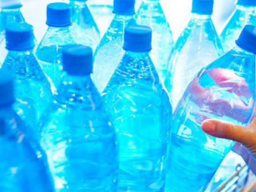 Më të rrezikshme se ç’mendoni, sa herë mund të rimbushen shishet plastike të ujit?