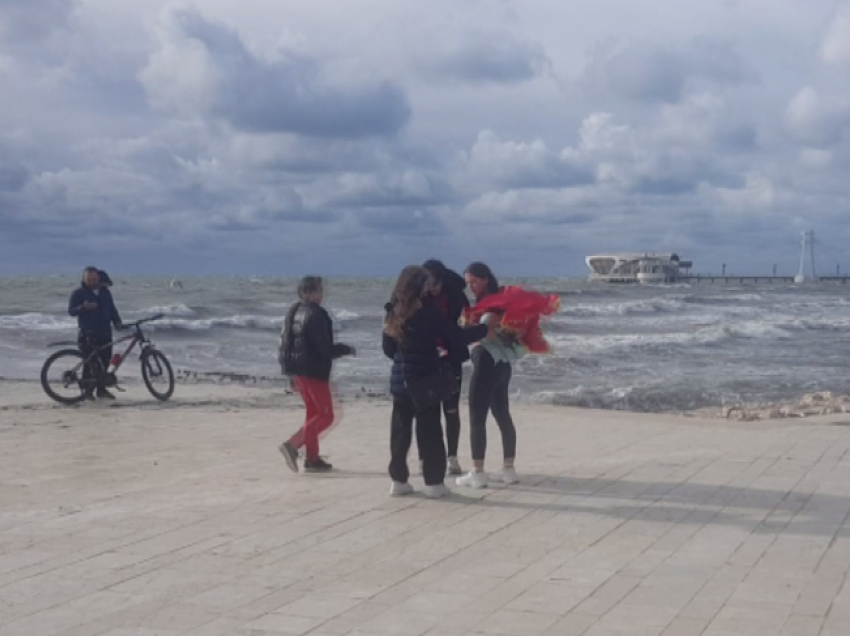 Festë edhe me mot të keq/ Në Durrës, për shkak të furtunës pezullohen lundrimet e anijeve të vogla