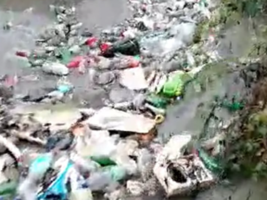Lumi i Shtimës mbulohet nga mbeturinat 