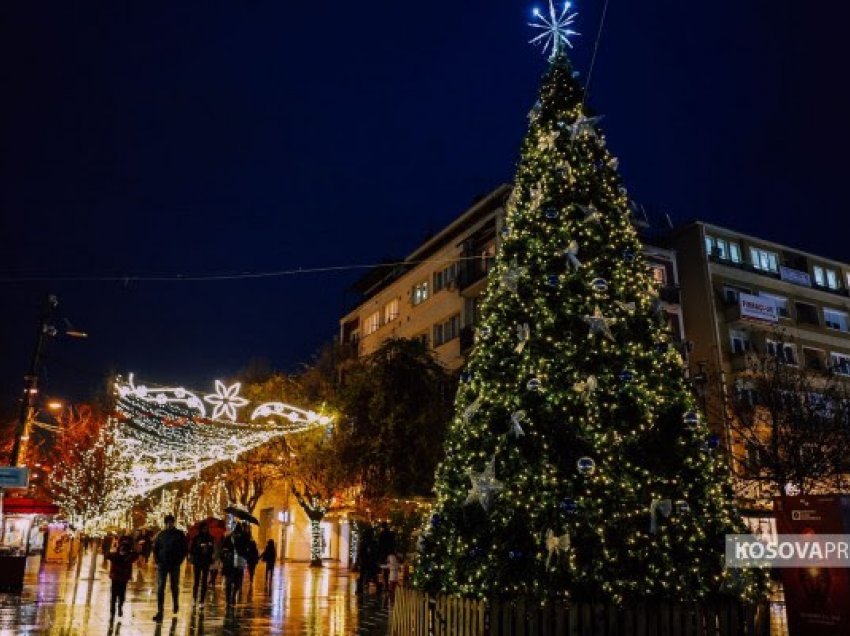 ​Komuna e Prishtinës ndez dritat dekoruese në sheshin e qytetit