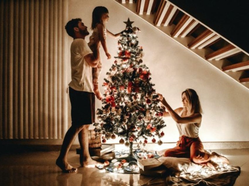 Këto këshilla për të zbukuruar pemën e Krishtlindjeve do t’ju ndihmojnë më shumë