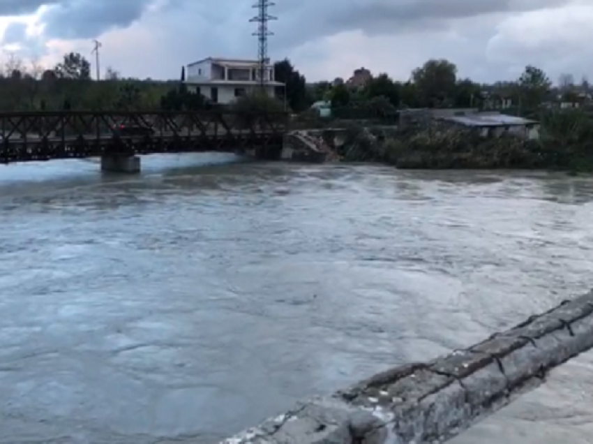 Ulet niveli i lumit Vjosa/ Moti i keq pengon lundrimin e anijeve në Vlorë