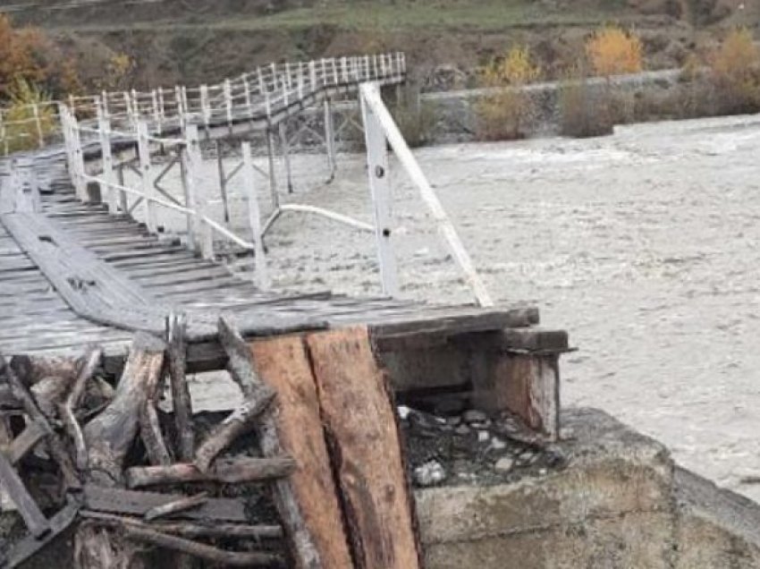 Reshjet e dendura të shiut izolojnë disa fshatra në Shqipëri
