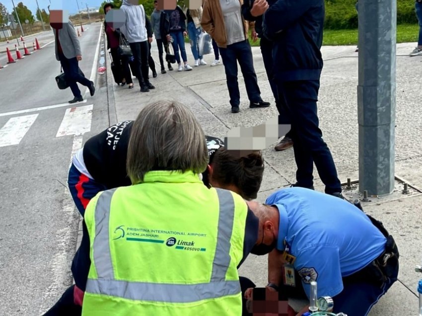 Qytetarit i bie të fikët në aeroportin e Prishtinës, disa persona reagojnë shpejt dhe e shpëtojnë