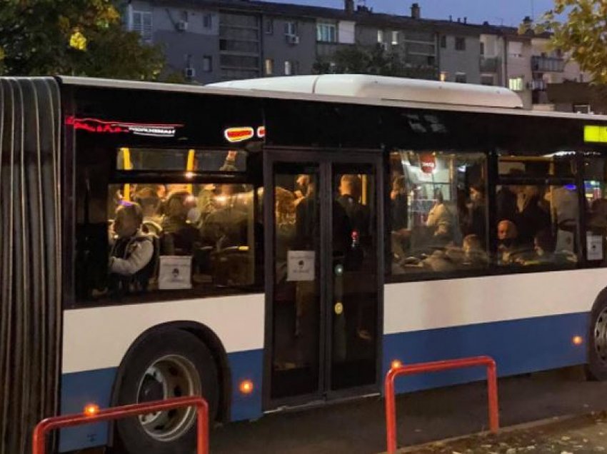 Autobusi i stërmbushur me udhëtarë qarkullon nëpër rrugët e Prishtinës