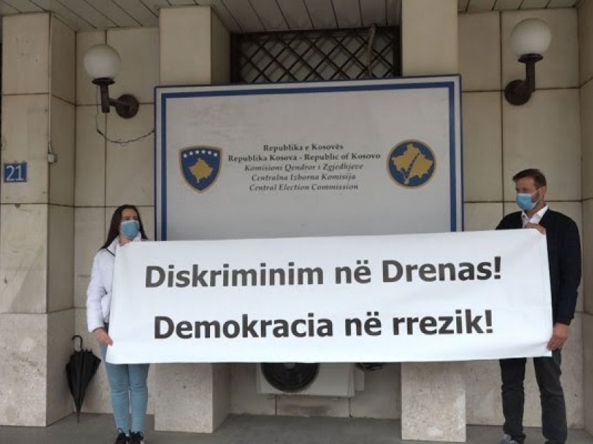 ​Drenori proteston para Ambasadës Amerikane dhe KQZ-së: Ankohet në Lladrovcin dhe paralajmëron padi