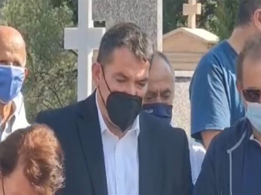Sportisti shqiptar shfaqet në varreza 