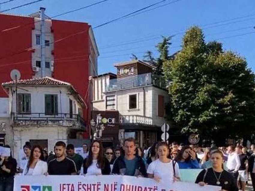 Të rinjtë e Shkodrës dalin në protestë: Mos e humb jetën për drogën