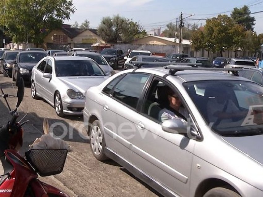 Trafik dhe kaos/ Makth kryqëzimi i “Xhanfize Keko” dhe “Aleksandër Moisiu”, shoferët: Presim një orë