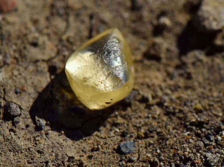 Mendoi se ishte gur i thjeshtë, gruaja gjen diamantin 4.38 karatësh