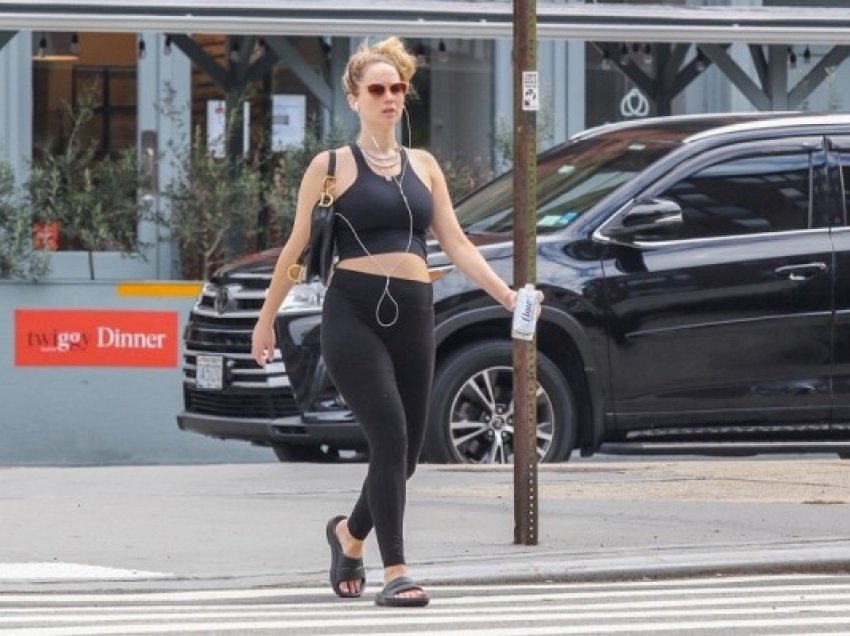 ​Jennifer Lawrence tregon stomakun e fryrë me veshje të ngushta në Nju Jork