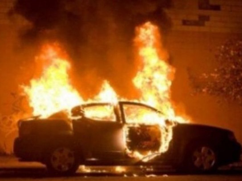 Shpërthen në flakë makina në Durrës