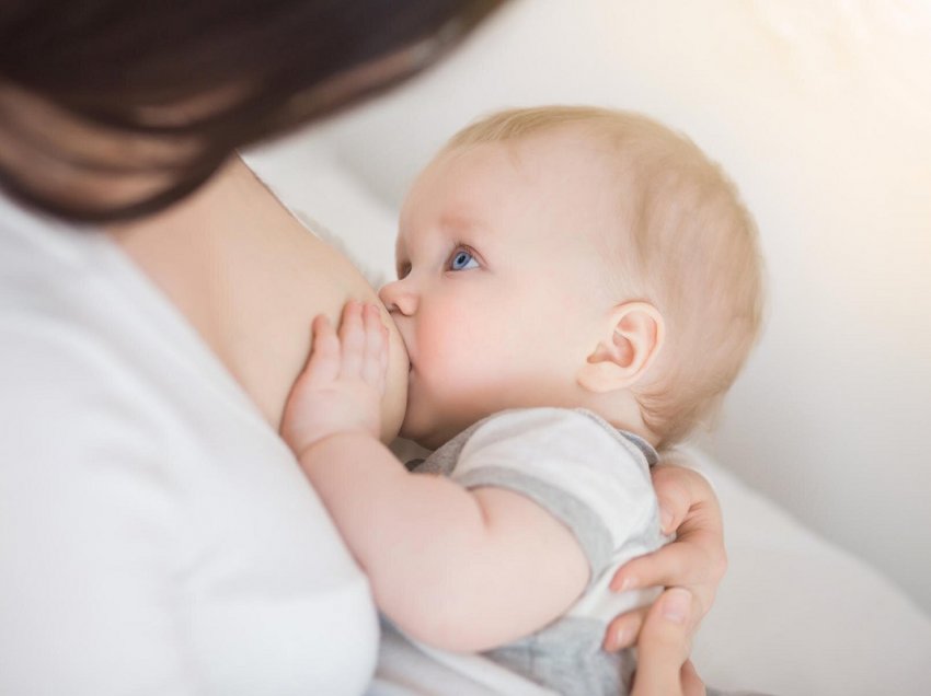 Qumështi i gjirit, burim antitrupash për foshnjat