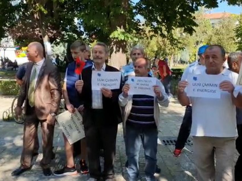 Qytetarët e Shqipërisë protestojnë për ngritjen e çmimeve