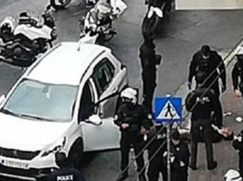 Shqiptari nuk i bindet urdhrit të policisë greke, tenton të largohet me makinë e vjedhur, efektivi e qëllon