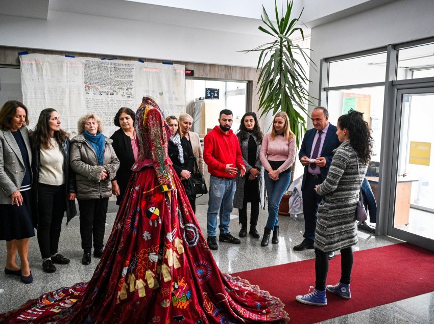 Në Podujevë - në hollin e Komunës, u shfaqë ekspozita “Red Dress”
