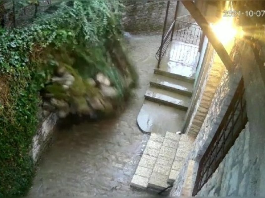 Mund të shkaktonte tragjedi, shembet muri i një kopshti në Gjirokastër