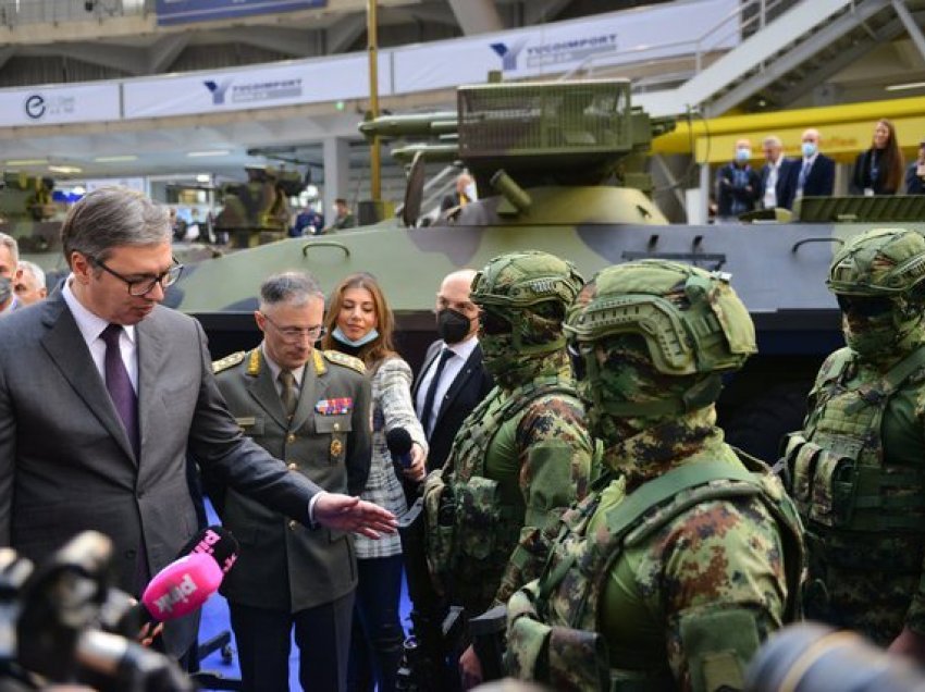 Vuçiç kërcënon nga panairi i armëve: Do forcojmë ushtrinë, nuk ka mëshirë për të dobëtit
