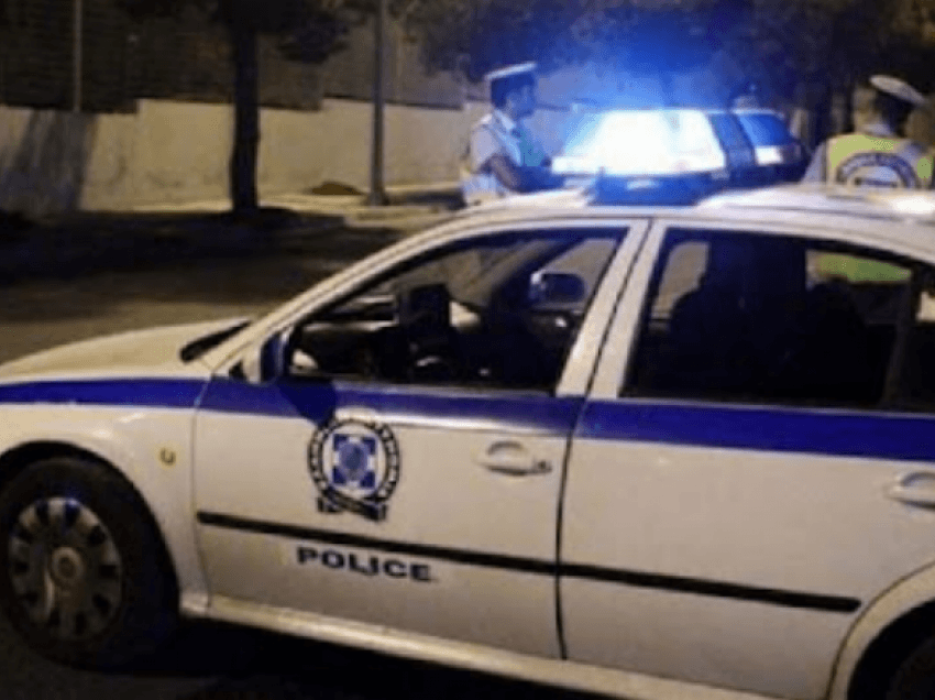 “Alo policia”/ Shqiptari hero në Greqi, gjen një foshnje të braktisur dhe 3 fëmijë të mbyllur në makinë