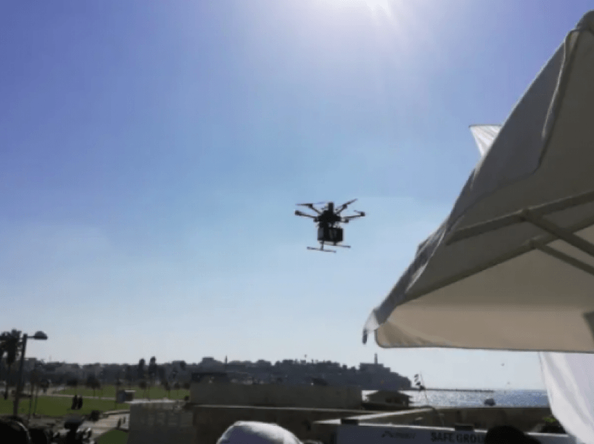 Në brigjet e Tel Avivit dronët shpërndajnë sushi, birrë dhe akullore 