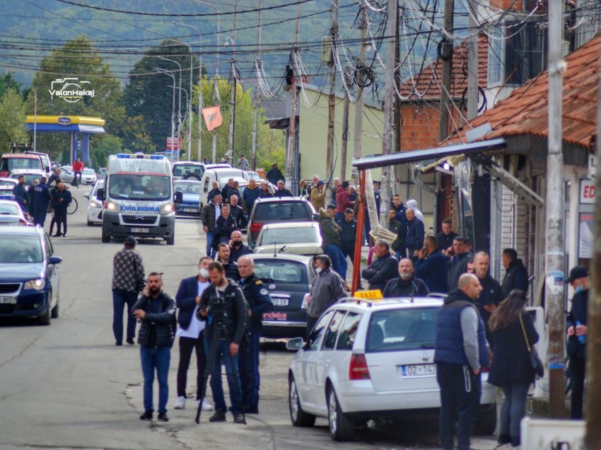 Serbët vendosin sërish barrikada në veri, bllokohen disa rrugë