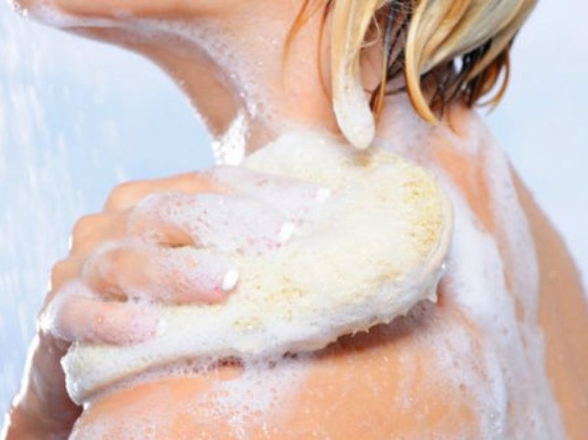 Dermatologët shpjegojnë pse nuk duhet ta përdorni sapunin në dush