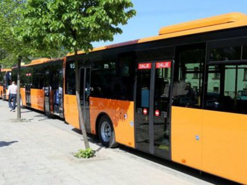 Nga sot, përgjysmohet numri i urbanëve në transportin publik në Tiranë