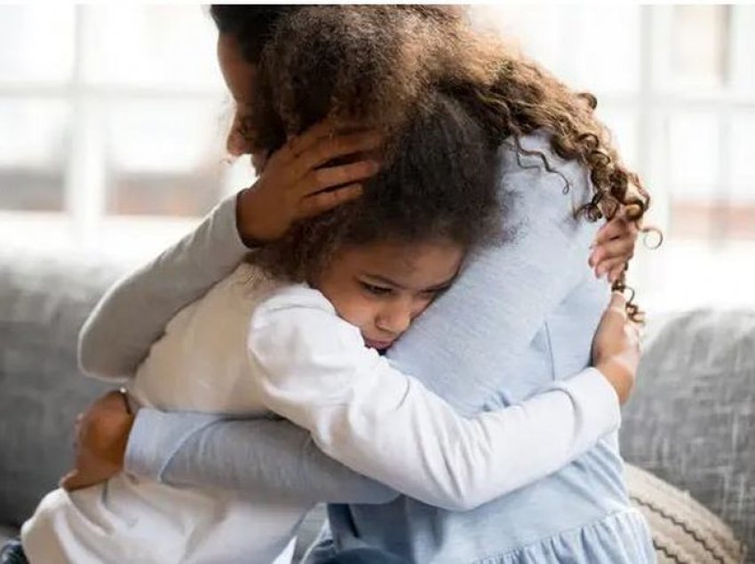 Sjelljet e dëmshme të prindërve që sipas njerëzve, lëndojnë seriozisht fëmijët