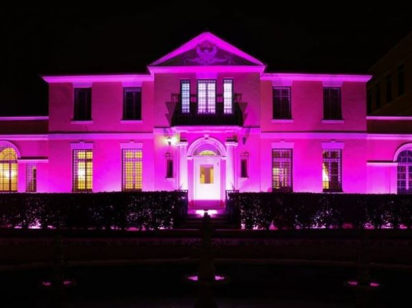 Ambasada amerikane ndriçohet rozë për rëndësinë e këtij muaji për gratë