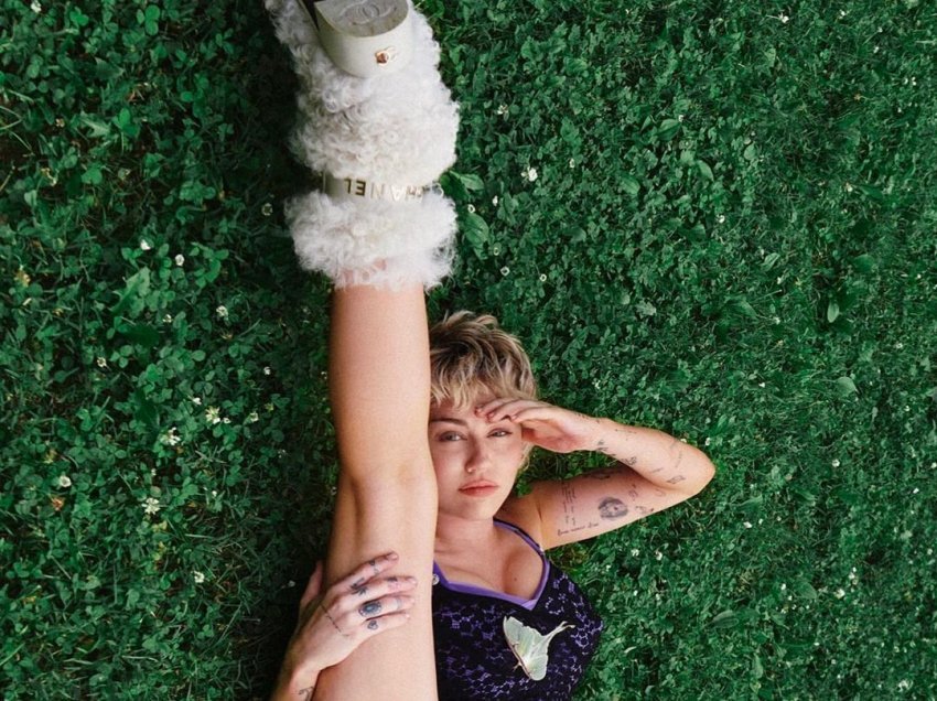 Miley Cyrus pozon ‘topless’