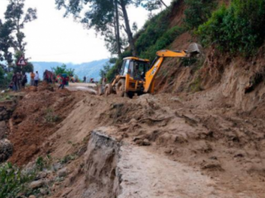 Mbi 200 viktima nga vërshimet në Indi e Nepal