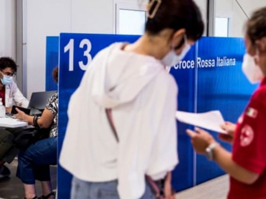 “Më duhet të punoj”, pasaporta jeshile me detyrim rrit numrin e të vaksinuarve në Itali