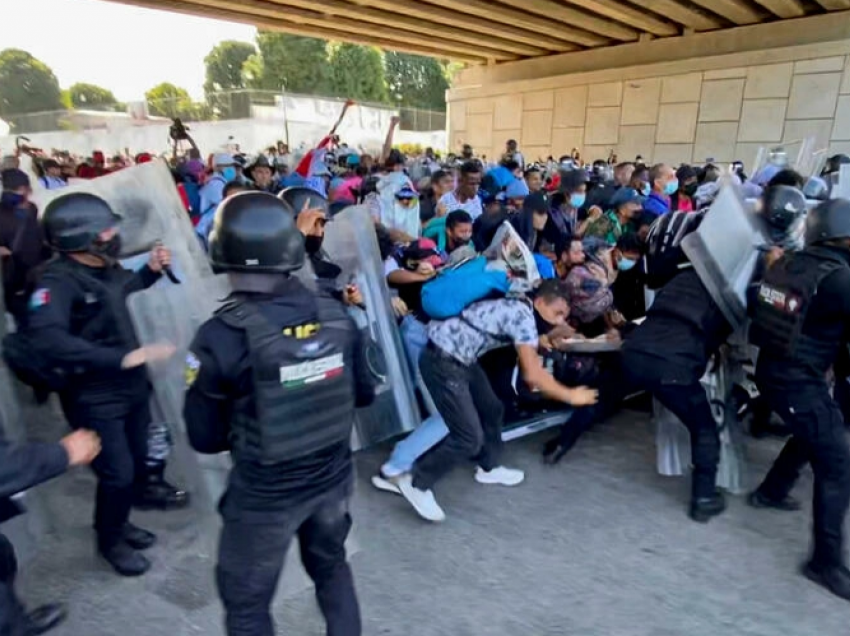 Emigrantët çajnë kordonin e policisë në Meksikë, shkojnë drejt veriut