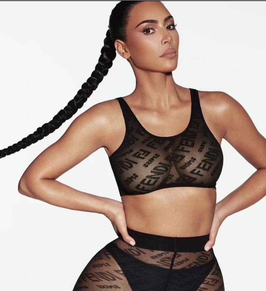 Kim Kardashian shfaq linjat mahnitëse me të brendshme të tejdukshme Fendi për fushatën e re SKIMS
