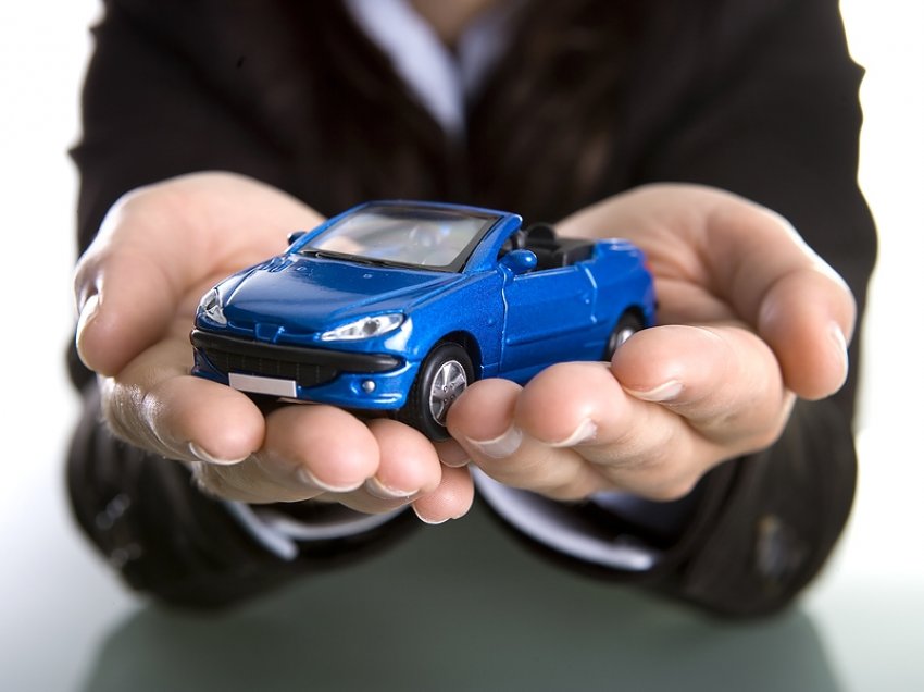 Miratohet rregullorja që ul nivelin e komisioneve të ndërmjetësimit në sigurimin e automjeteve
