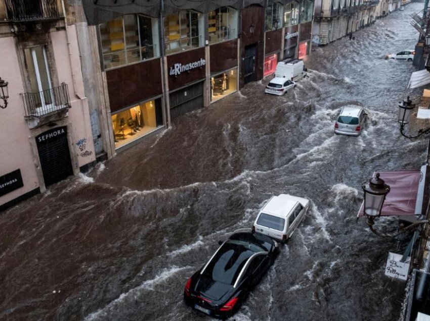 Autoritetet italiane në alarm: Cikloni po shndërrohet në uragan