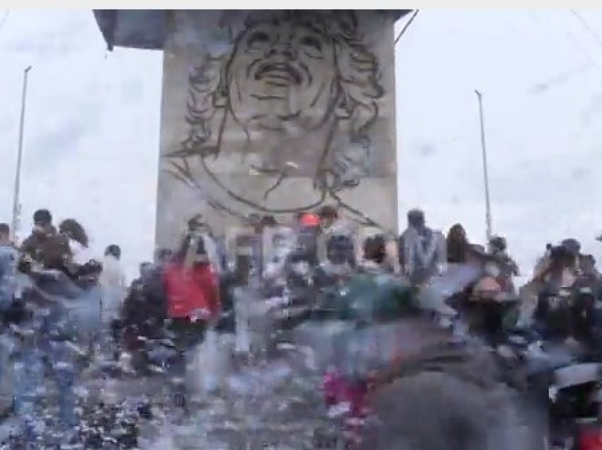 Fansat e Maradonës shpërthejnë në lot para monumentit