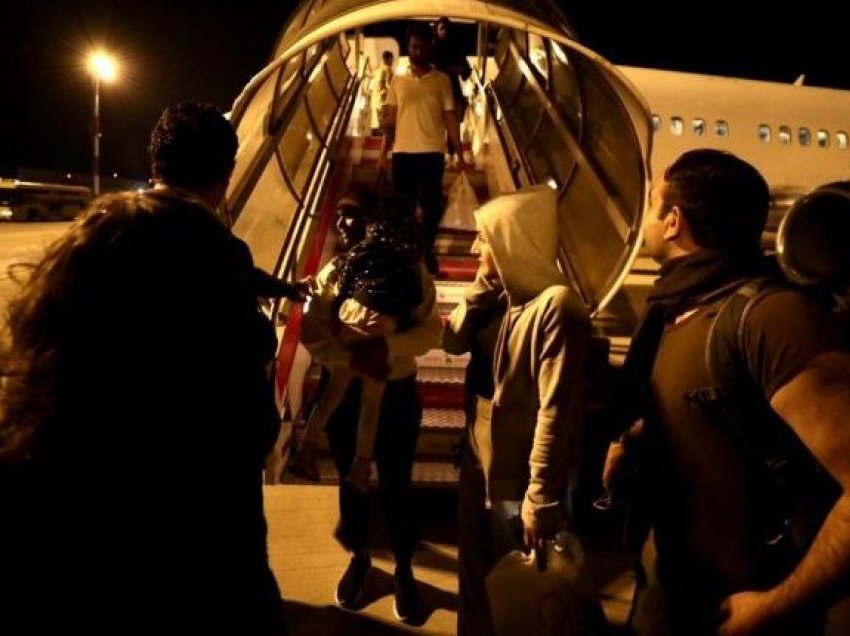 Mbërrijnë në Tiranë edhe 37 afganë, do akomodohen në Qytetin Studenti