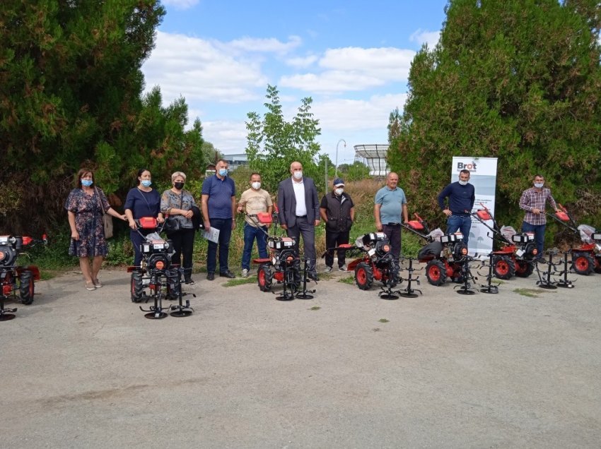 Komuna e Vitisë dhe IADK kanë shpërndarë sot motokulitvatorë për fermerët vitias