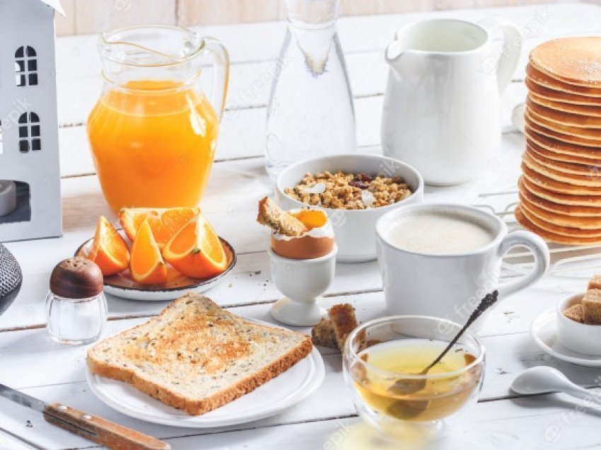 Qumësht apo lëng portokalli në mëngjes, cilin duhet ta konsumoni