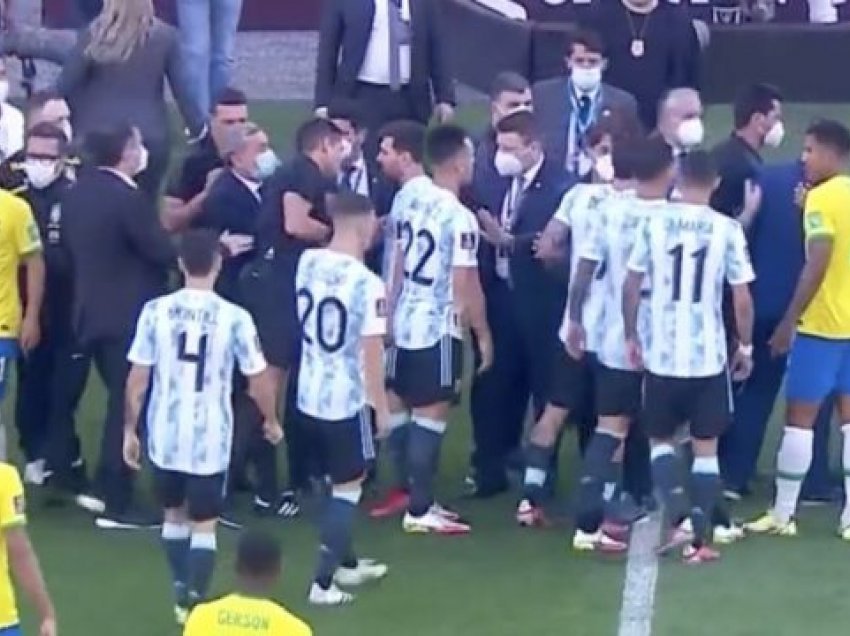E pazakontë, ndërpritet ndeshja Brazil – Argjentinë, autoritetet tentojnë t’i arrestojnë lojtarët
